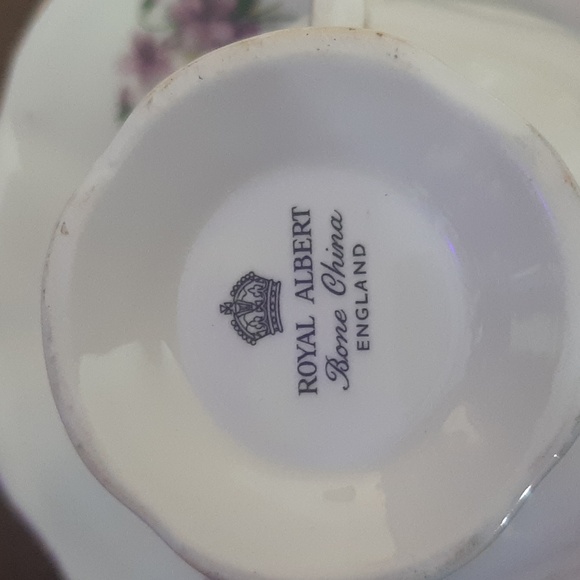 Royal Albert Sweet Violet "Grandmother" cup / saucer - Picture 3 of 3